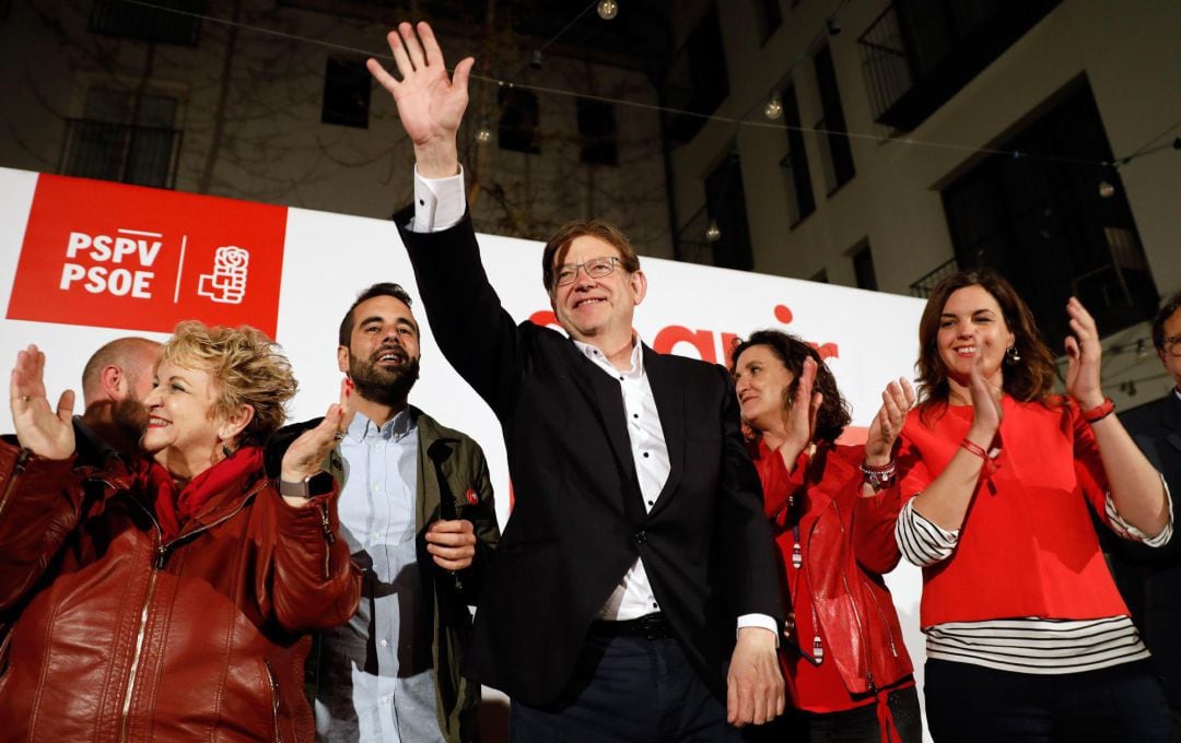 El candidato del PSPV y president en funciones de la Generalitat Valenciana, Ximo Puig, saluda tras ganar las elecciones autonómicas del 28A con 27 diputados.