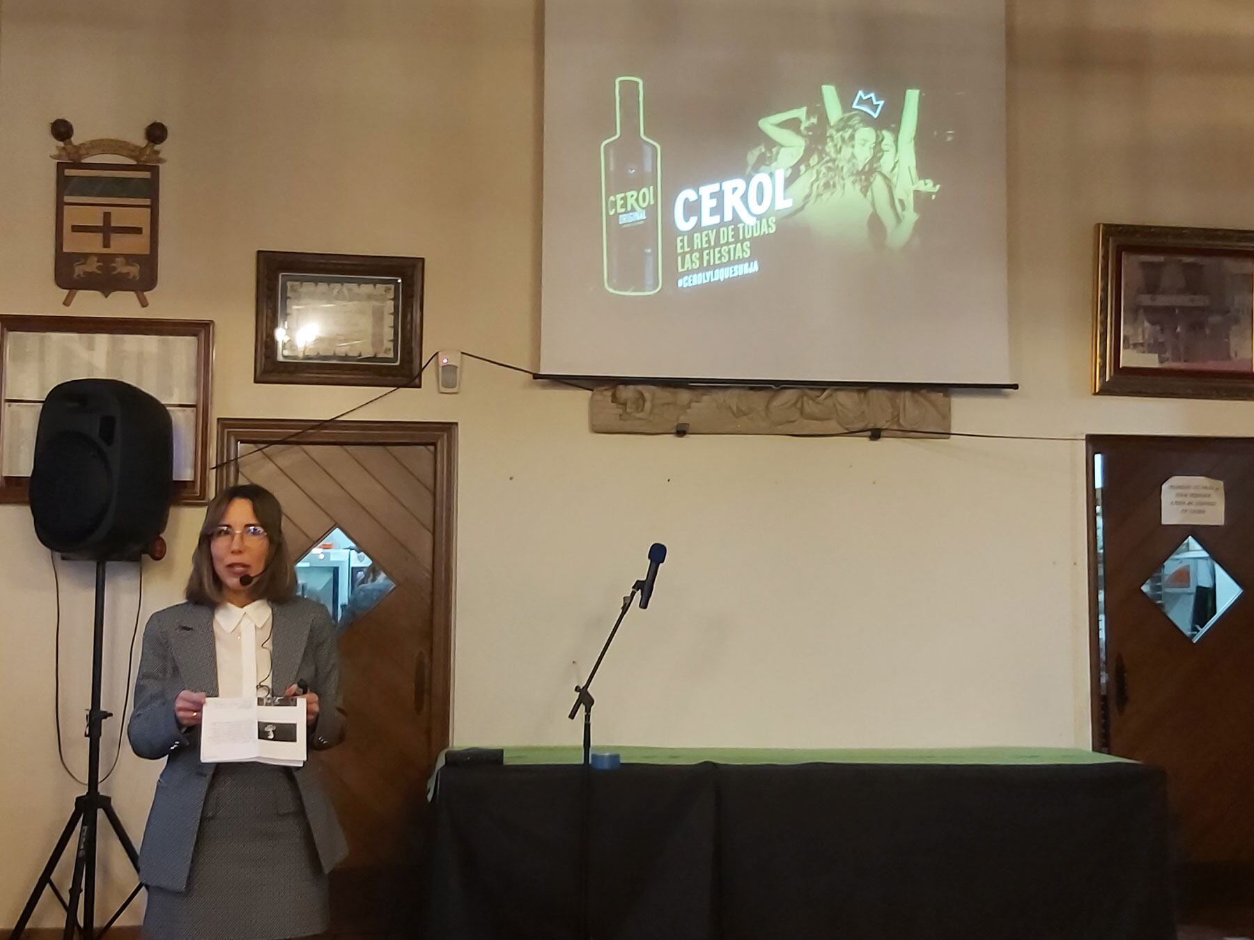 Isabel Calatayud durante su presentación de la campaña apoyada por imágenes proyectadas