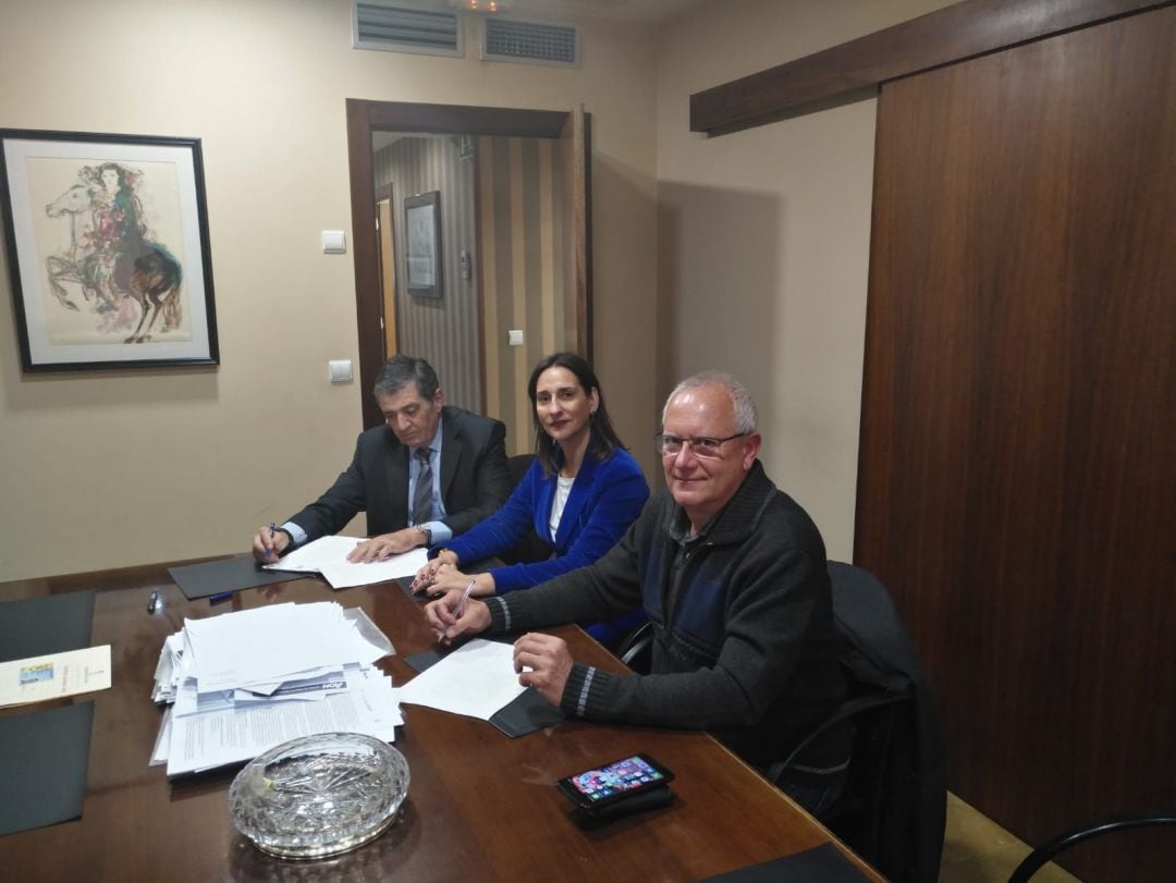 Firma de la adquisición del solar del antiguo ambulatorio, entre el alcalde de Dénia Vicent Grimalt y la directora de la Tesorería de la Seguridad Social en Alicante, Gema Gómez.