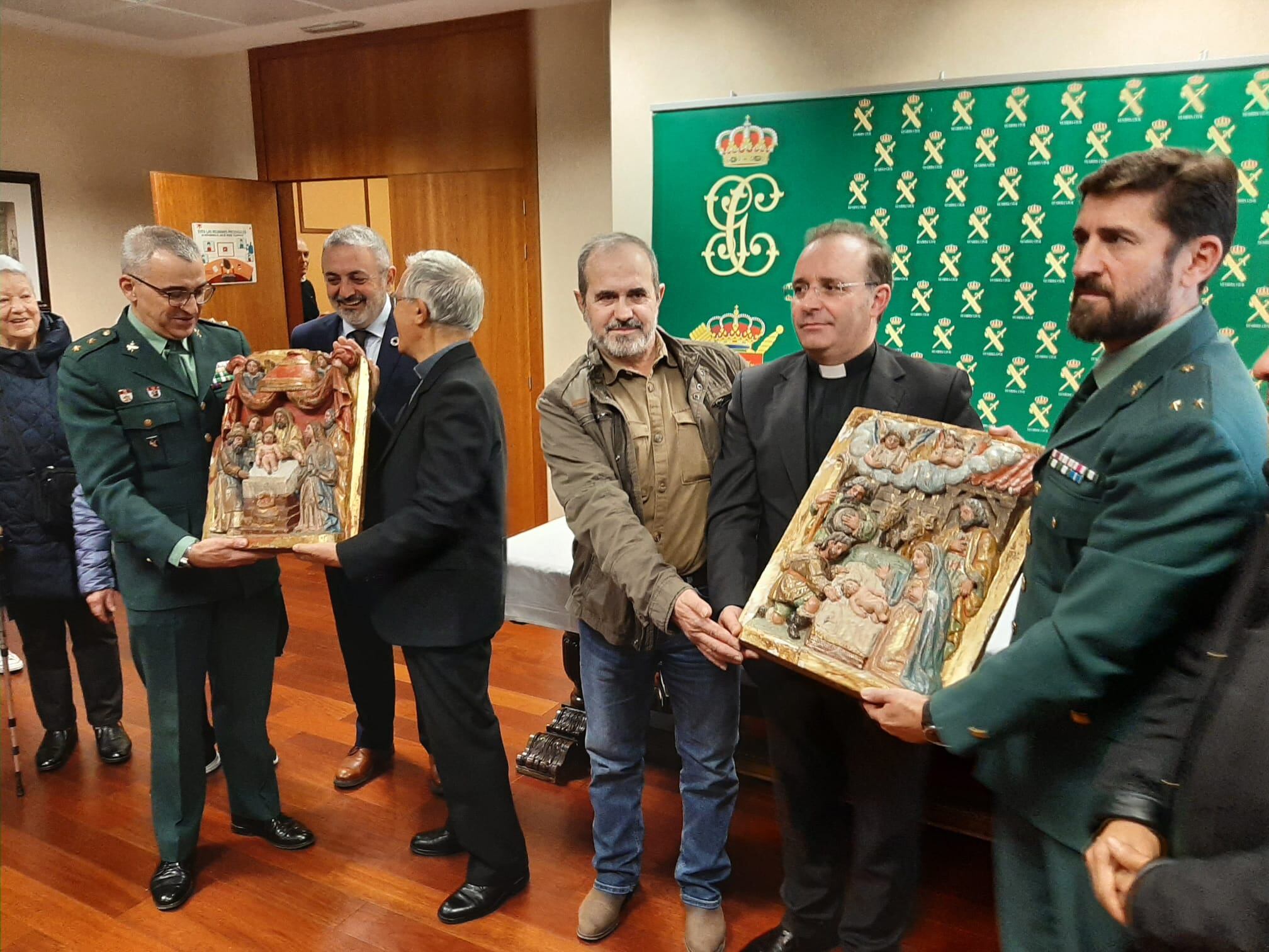 La Guardia Civil ha devuelto al Arzobispado de Burgos dos de las piezas robadas hace 27 años del retablo de la ermita de Las Hormazas