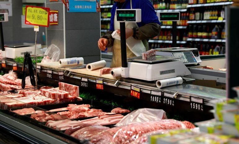 Un carnicero trabaja en un supermercado 