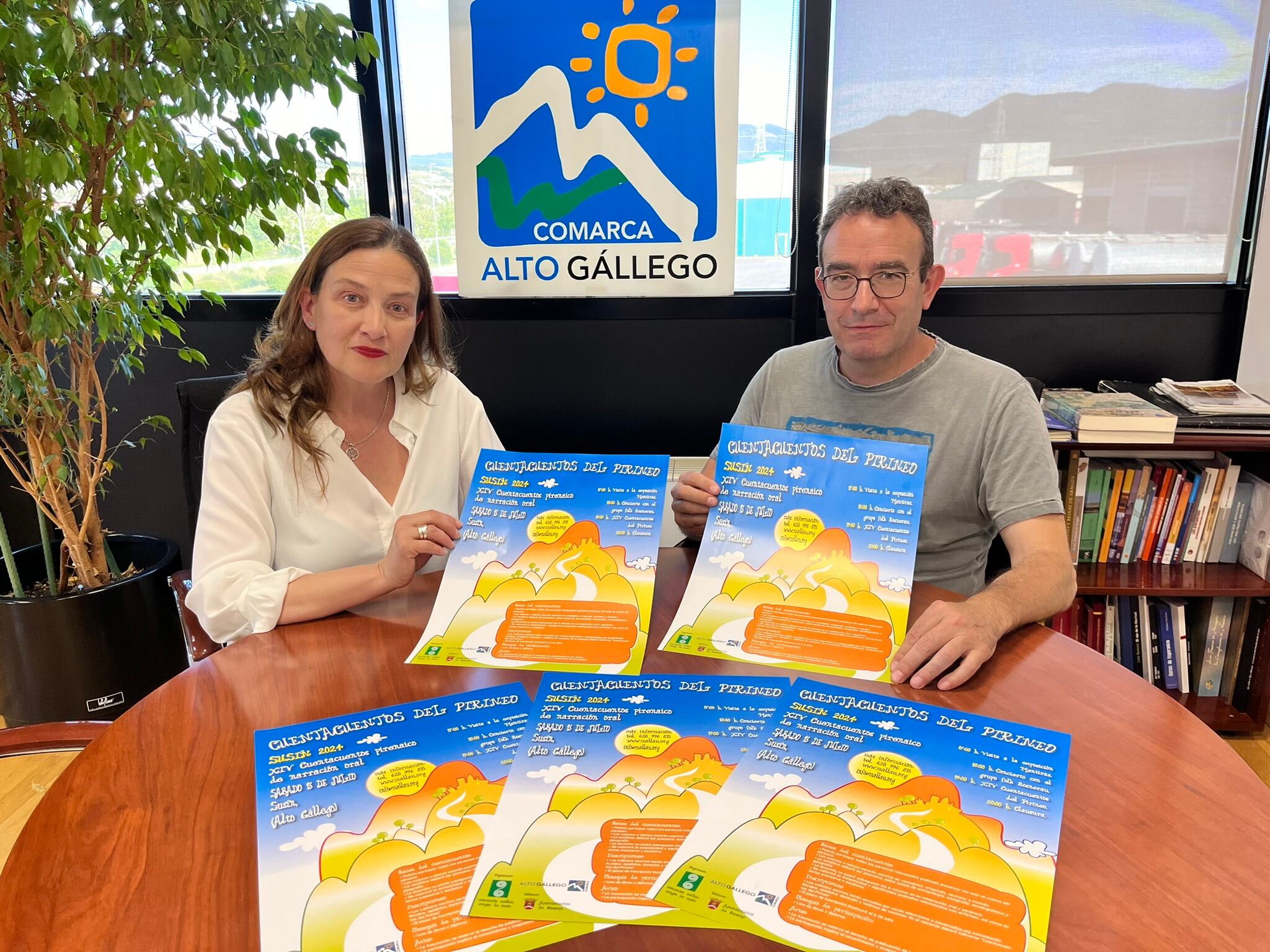 Óscar Ángel Juliá Villacampa, presidente de la asociación, junto a Rocío Arnal, consejera de Cultura