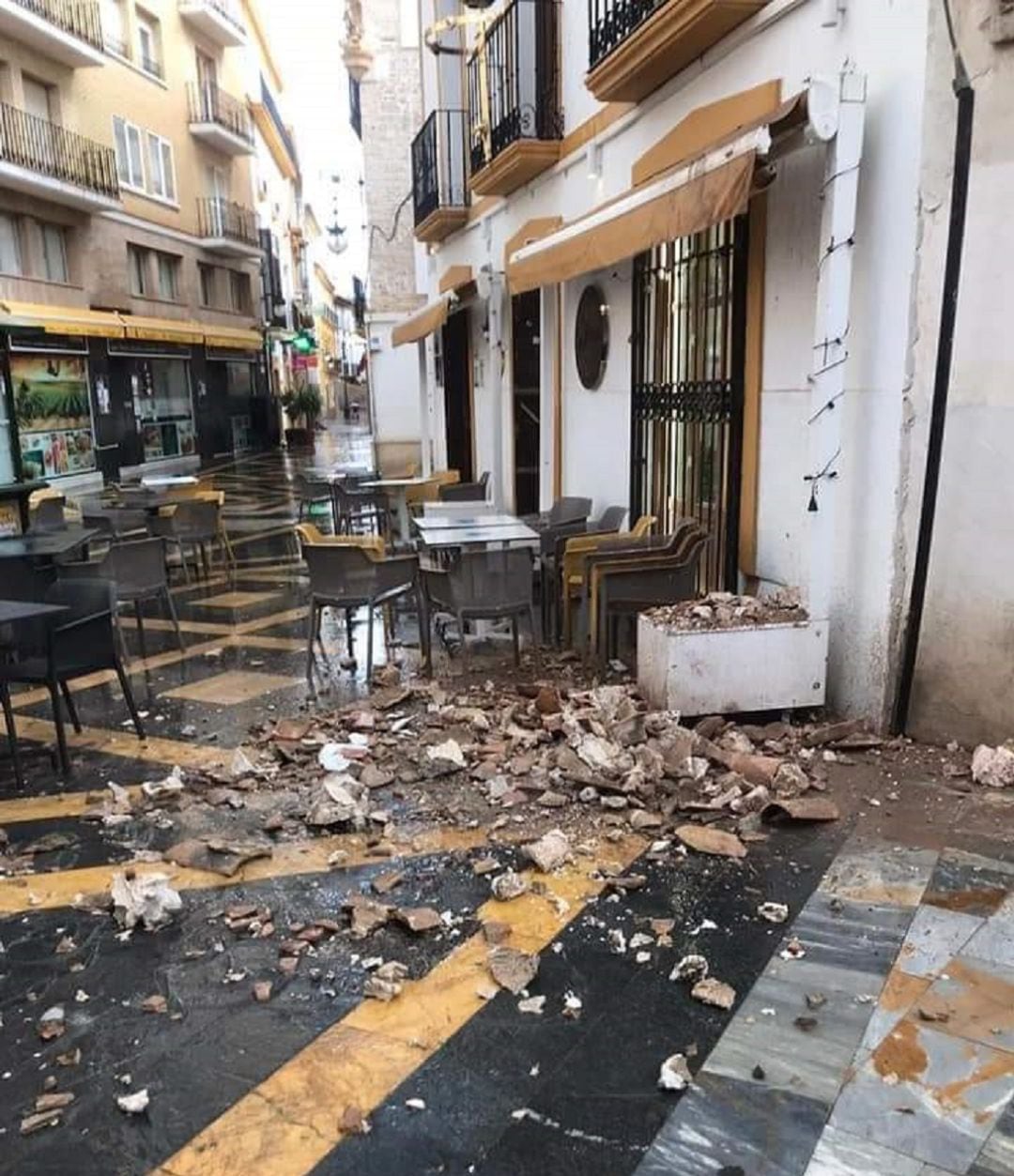 Cae una cornisa sobre la terraza de un bar de Lorca sin causar heridos.