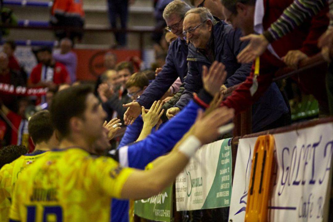 La afición del Tubos Aranda saluda a sus jugadores al término de los encuentros