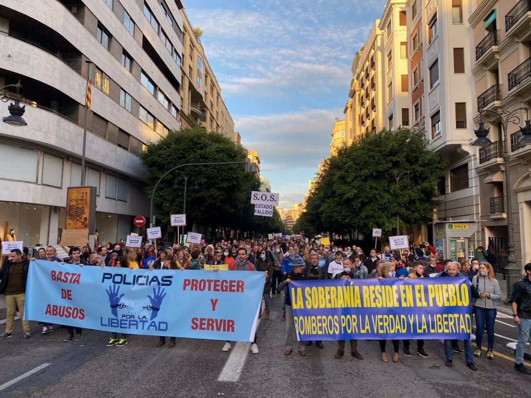 Los manifestantes decían ser policías y bomberos &quot;por la libertad&quot; y llevaban pancartas con lemas en contra de la vacuna o a favor de &quot;la verdad&quot;.