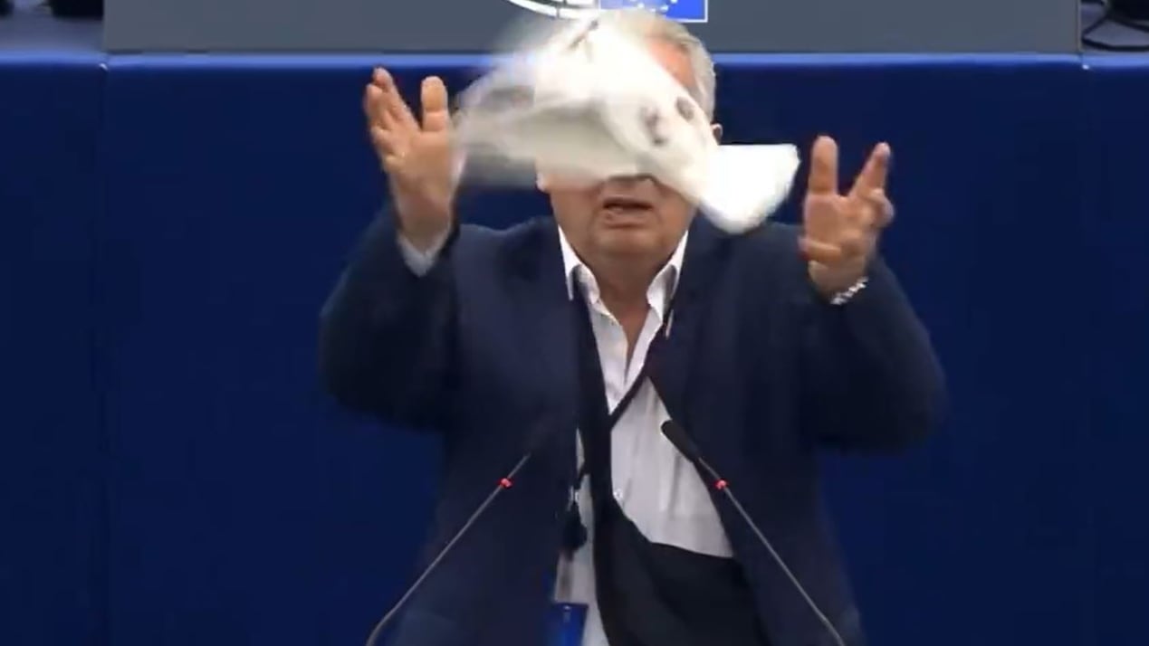 El eslovaco Miroslav Radacovský soltando una paloma en su despedida del Parlamento Europeo