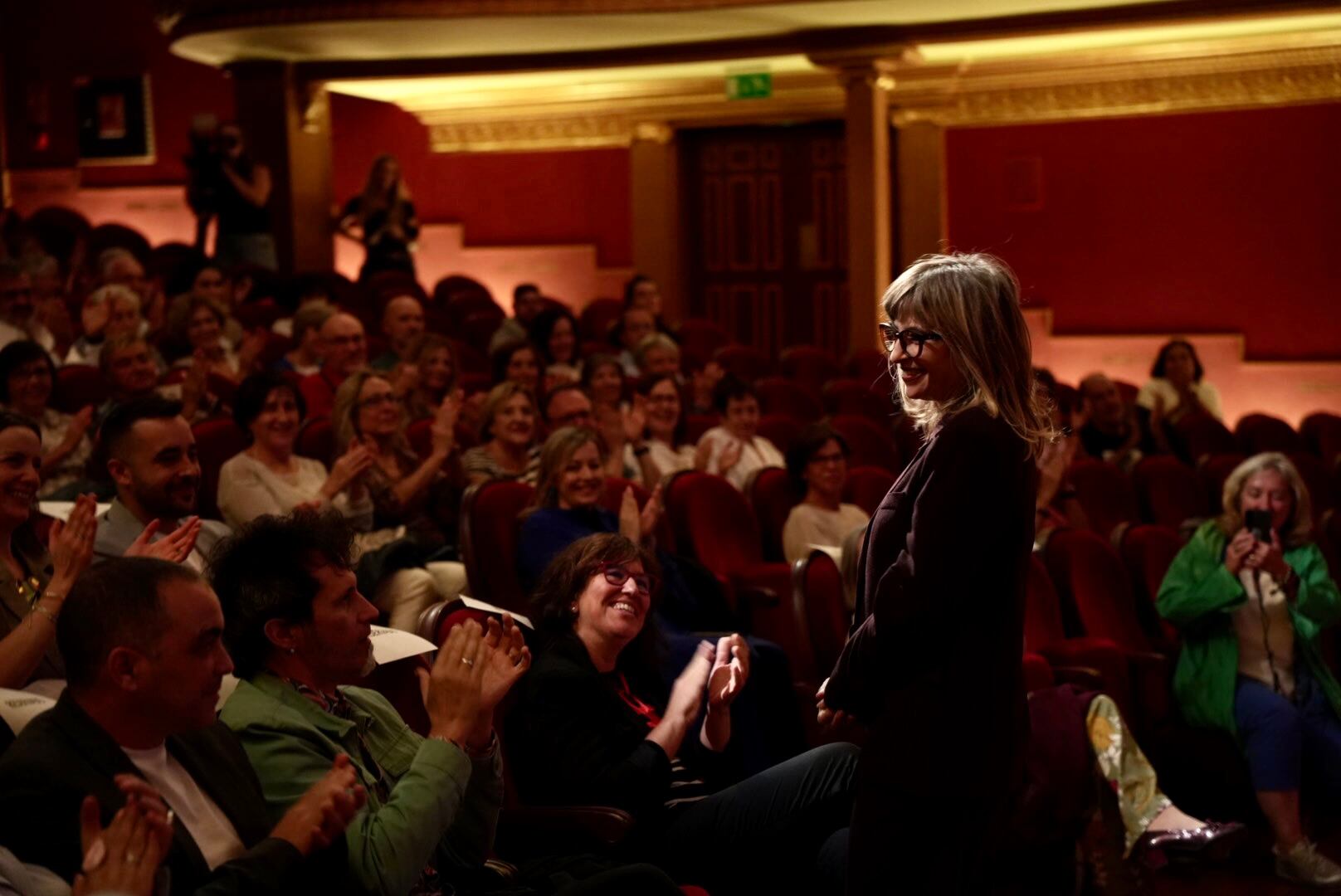 Imagen de archivo. Marisol Aznar arropada por el público en el Teatro Olimpia./Sara Guillén