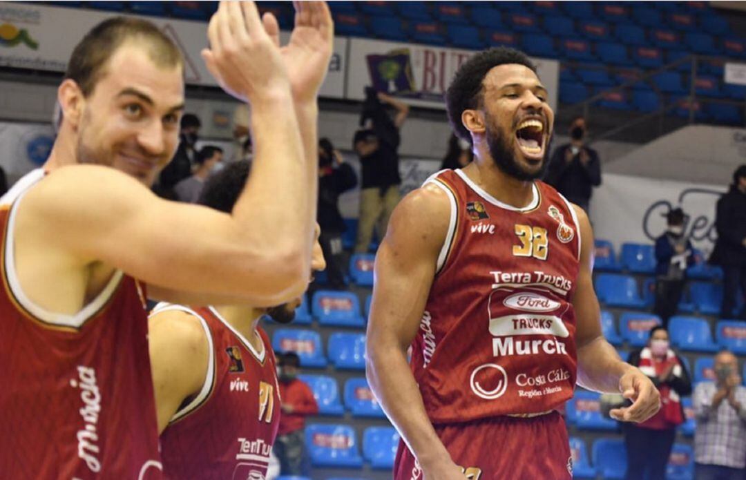 Solarin celebrando la victoria ante Ourense