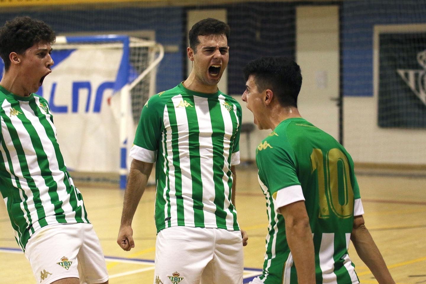 Juanan, en el centro, celebra un gol