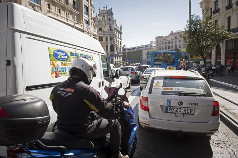 Vista del importante atasco que se ha producido en la Gran Vía de Madrid y que ha coincidido con la iniciativa del Día Sin Coches. 