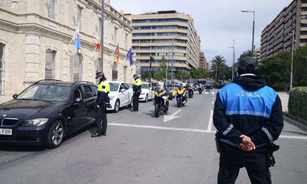 Un agente de movilidad del Ayuntamiento de Alicante junto a varios policías locales en una imagen de archivo
