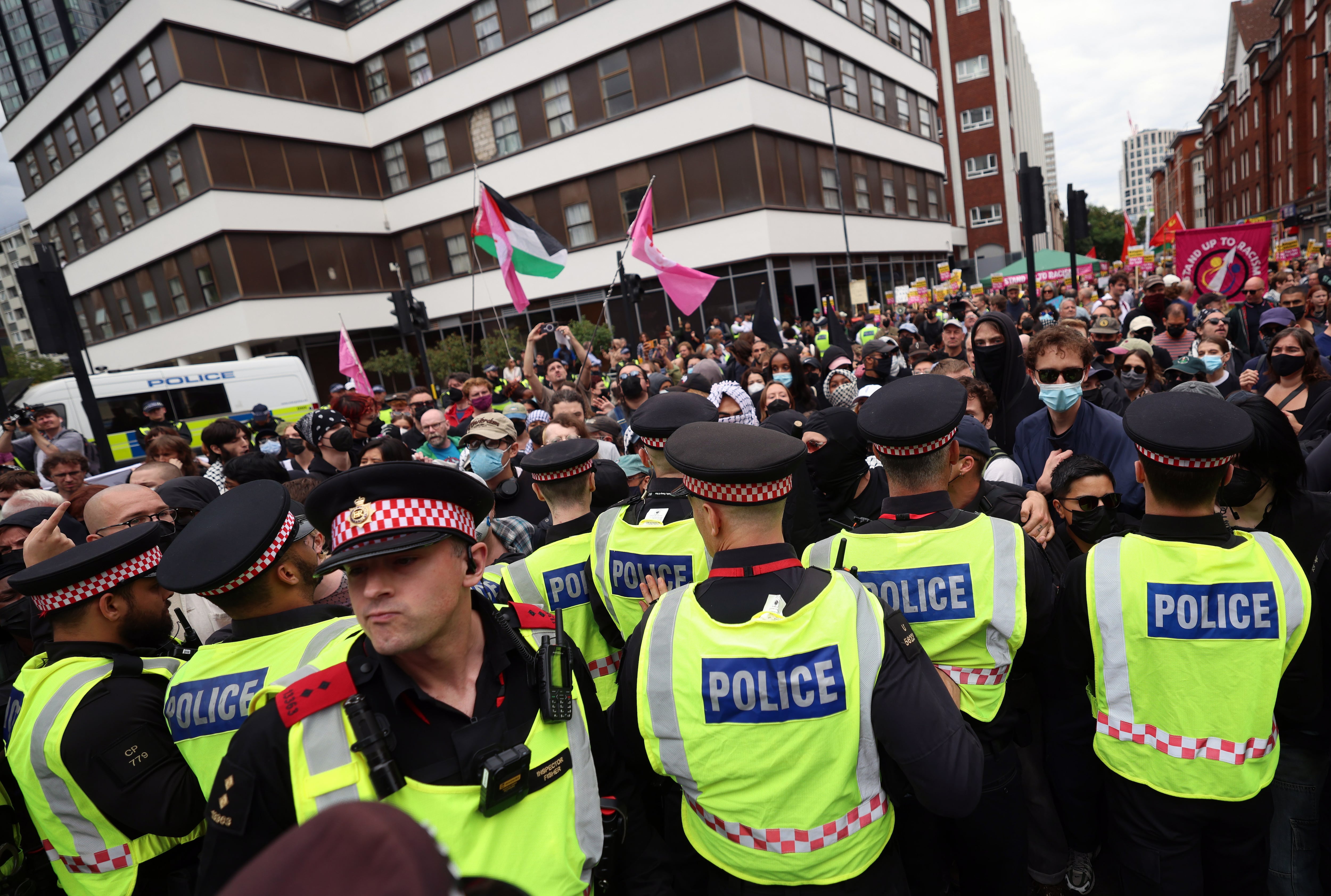 Agentes de policía frente a manifestantes antifascistas reunidos frente a un hotel que alberga a solicitantes de asilo durante una protesta contra la extrema derecha frente al hotel en Londres, Reino Unido, el 2 de agosto de 2025.