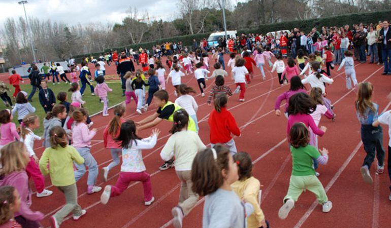 El campeonato de campo a través colmenareño congrega cada vez más a alumnos y sus familias para hacer deporte