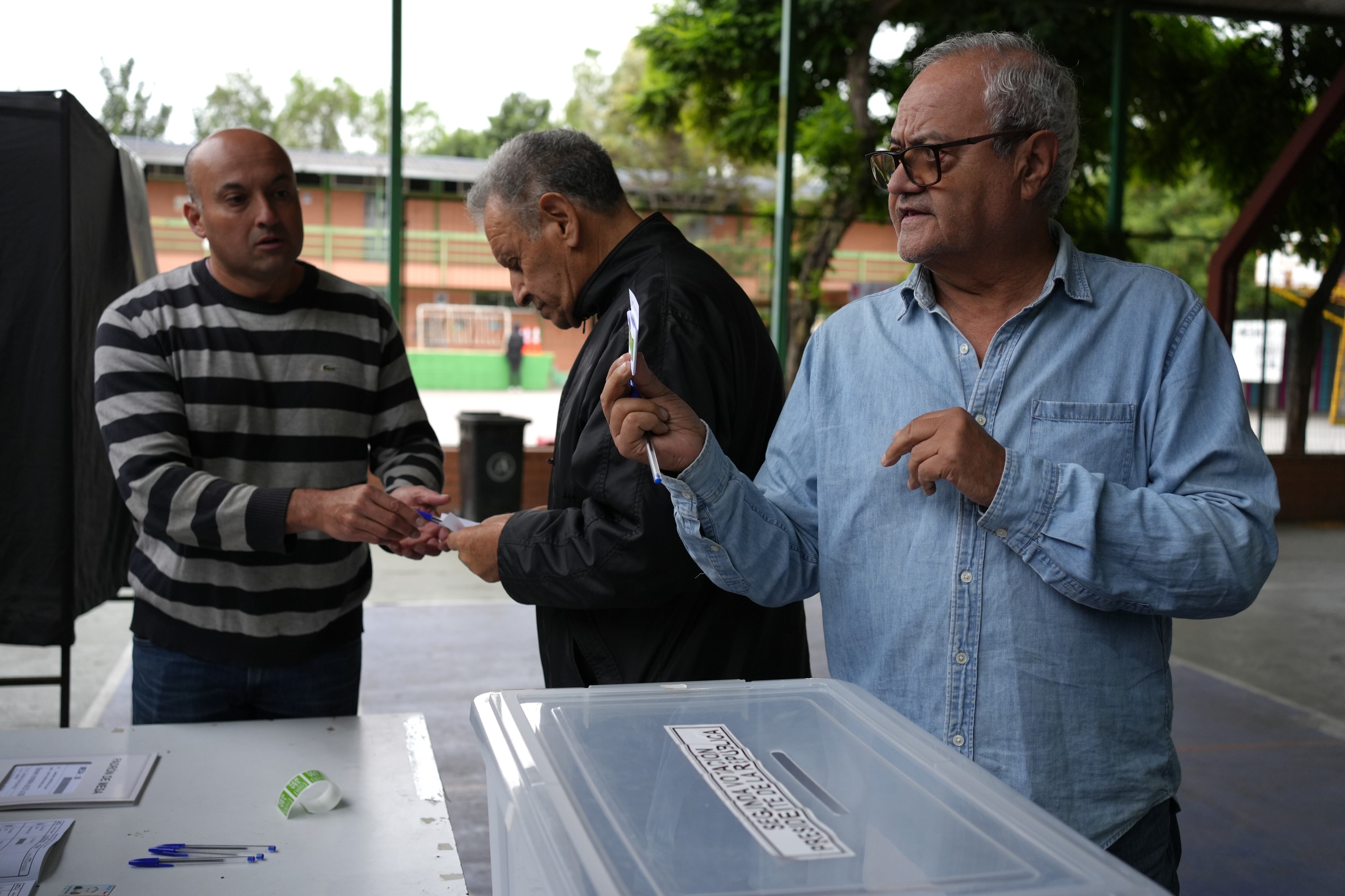 Chile decide su futuro en las urnas este domingo: el partido de izquierda y la formación de ultraderecha compiten para suceder a Gabriel Boric
