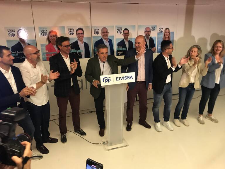 El presidente del PP, José Vicente Marí Bosó, en un acto con otros cargos de la formación