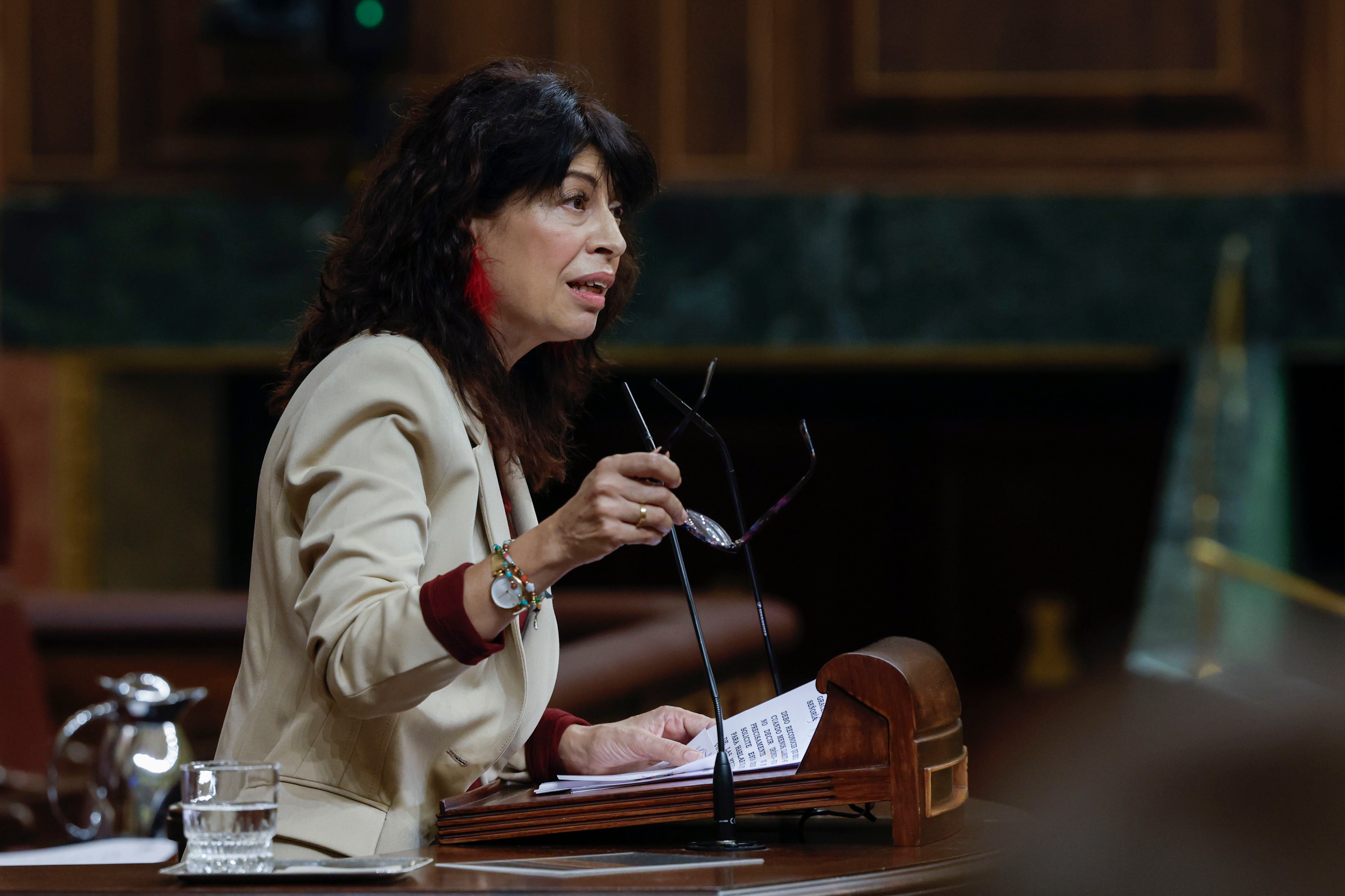 MADRID, 22/10/2025.- La ministra de Igualdad, Ana Redondo, interviene durante la sesión de control al Ejecutivo que se celebra este miércoles en la Cámara Baja, en Madrid. EFE/ JJ Guillen