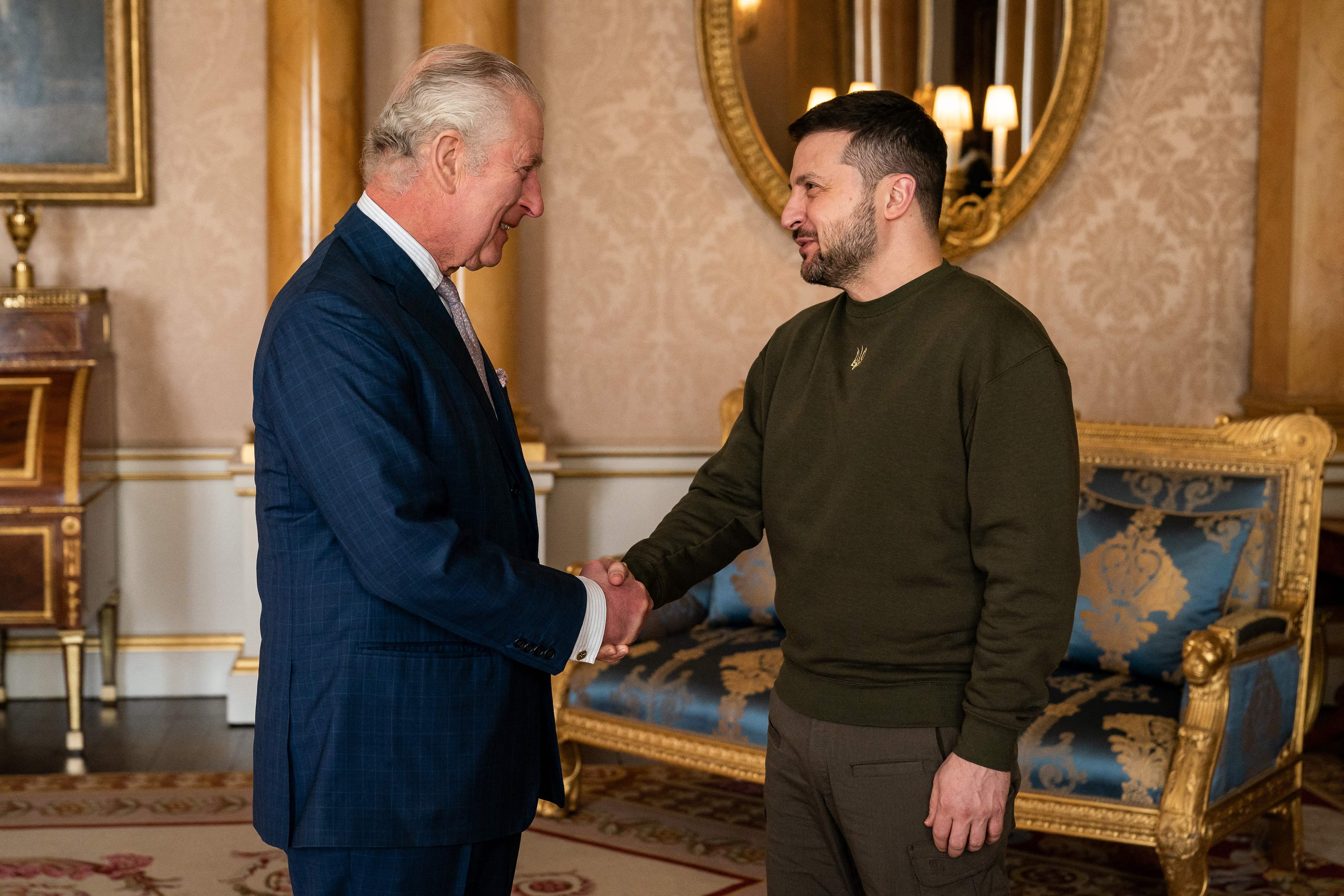 El presidente de Ucrania, Volodomir Zelenski, junto al rey Carlos III de Inglaterra