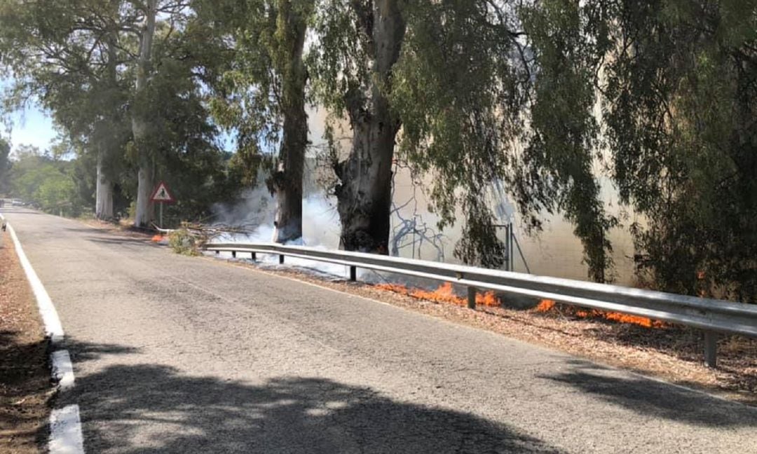 Incendio en el lugar provocado por la caída del poste eléctrico