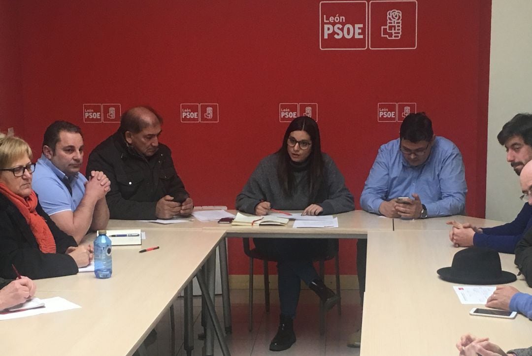 La secretaria de organización del PSOE provincial, Nuria Rubio dirige un encuentro del comité electoral 