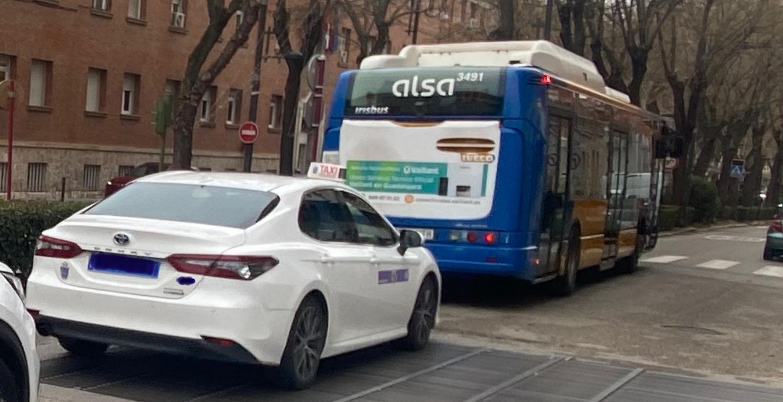 Taxi y bus en Guadalajara