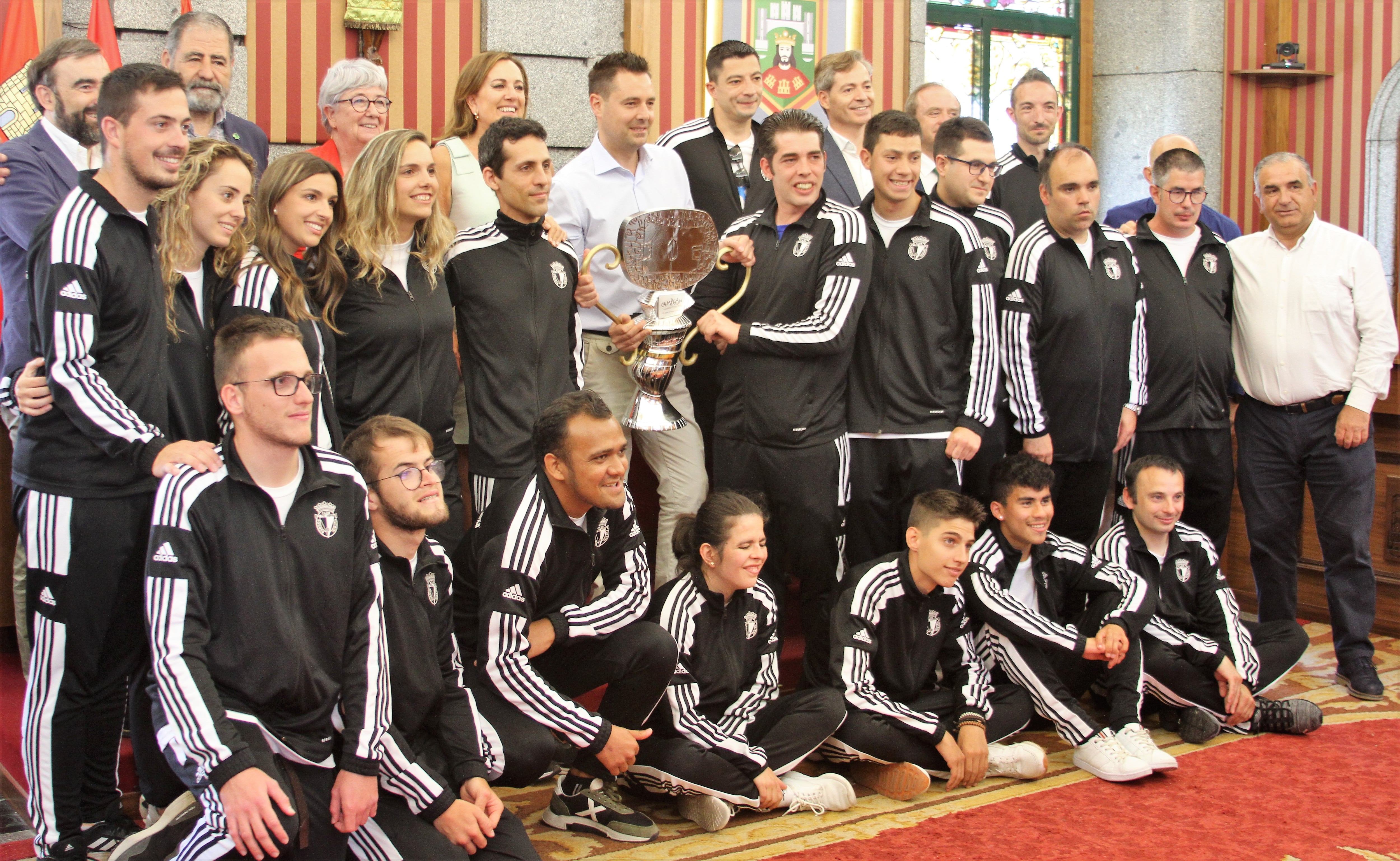 Equipo de la Fundación BCF Puentesaúco que compitió en la Liga Genuine la pasada temporada, en la recepción municipal que el Ayuntamiento de Burgos les realizó el pasado mes de junio. / Foto: Fernando Miguel