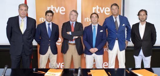 José Antonio Sánchez, presidente de RTVE (centro) junto con el torero Francisco Rivera Ordóñez y los firmantes: Carlos Núñez, de la Unión de Criadores de Toros de Lidia; Óscar Chopera, de ANOET; José María Garzón, de ASOJET; y Juan Diego, de la Unión de T