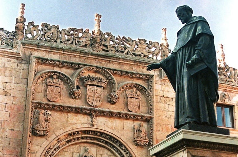 Estatua de Fray Luis de León frente a la Universidad de Salamanca