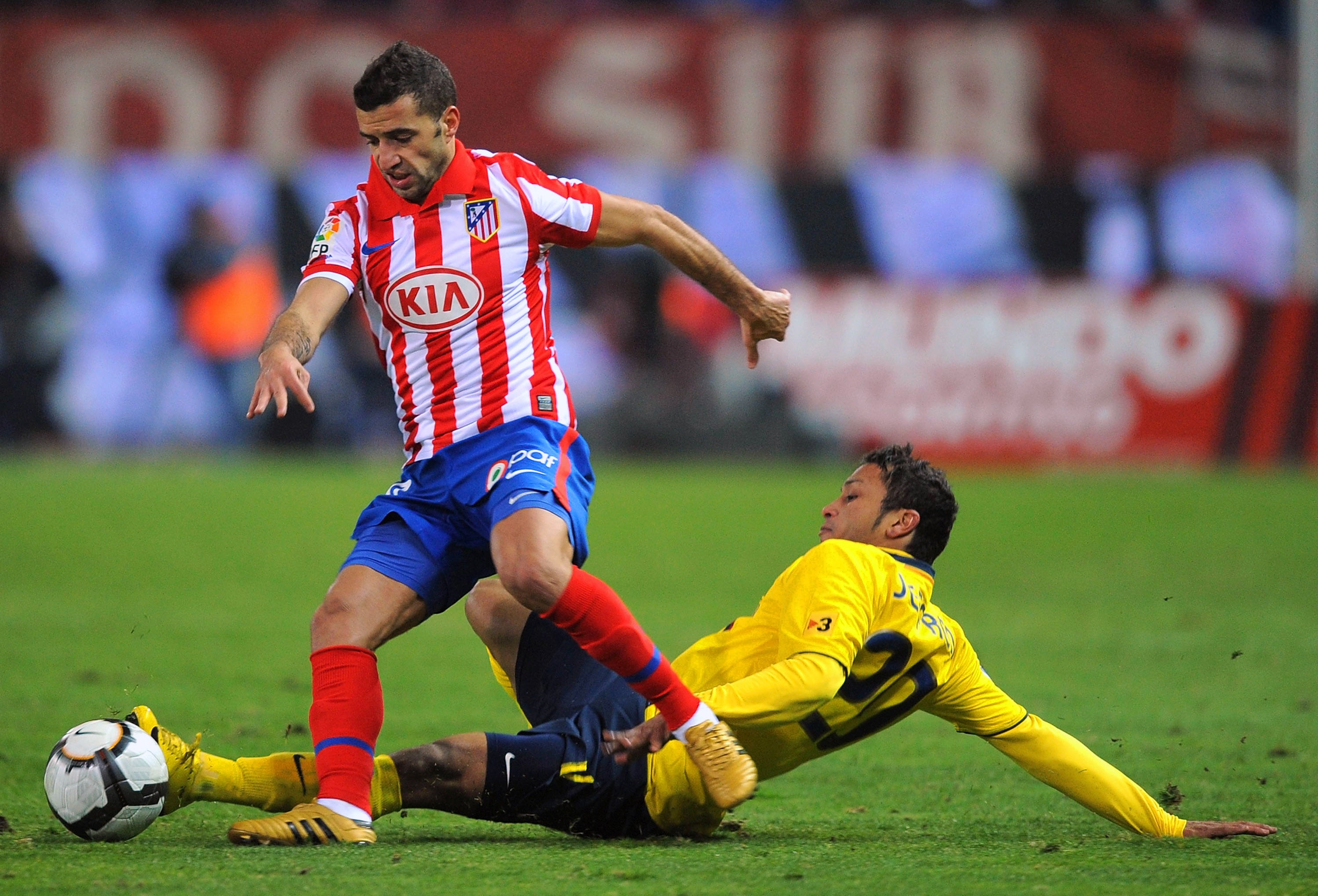 Simao Sabrosa defiende la camiseta del Atlético de Madrid en un partido ante el Barça