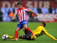 Simao Sabrosa defiende la camiseta del Atlético de Madrid en un partido ante el Barça