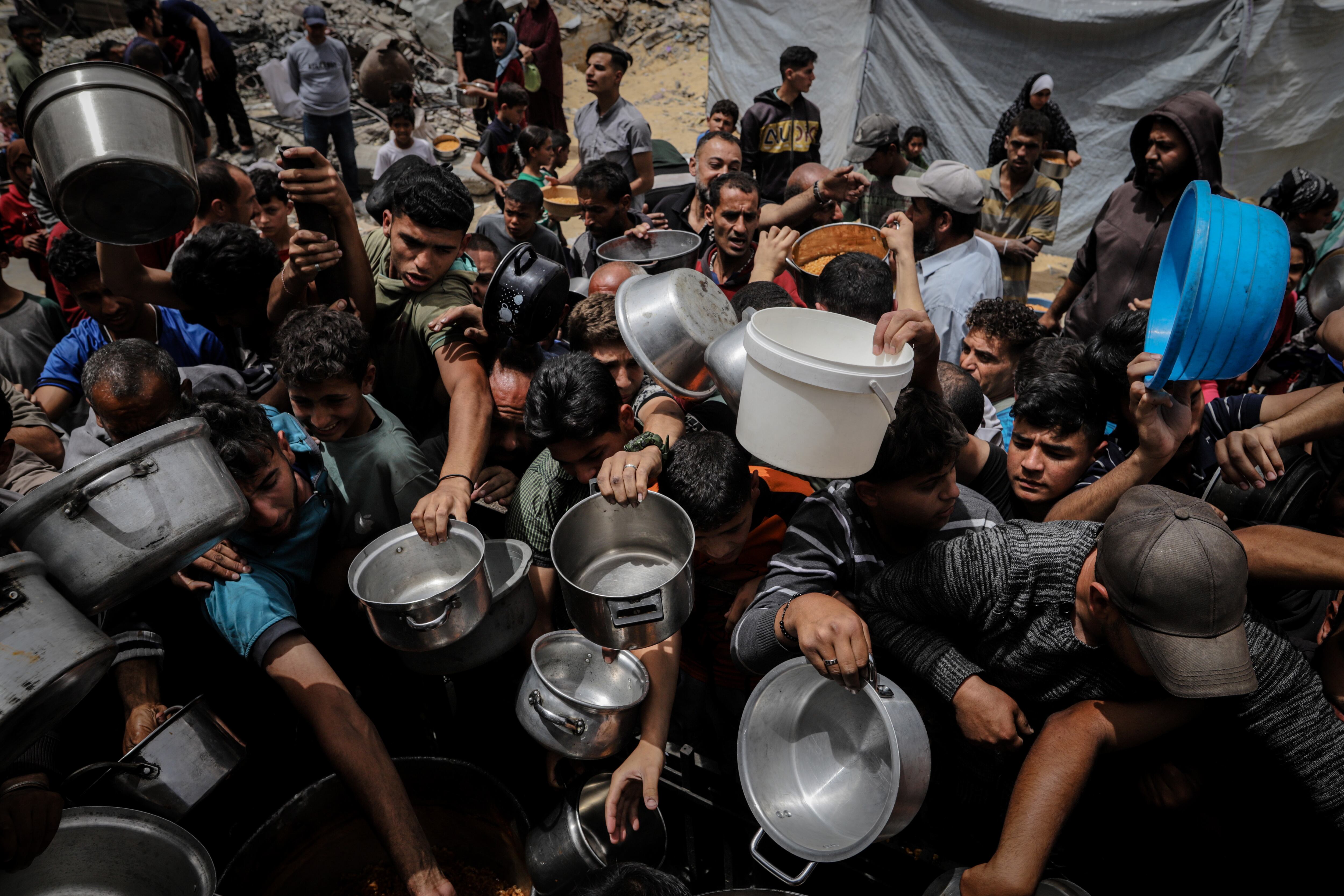 Palestinos esperan para recibir comida distribuida por diferentes ONG's