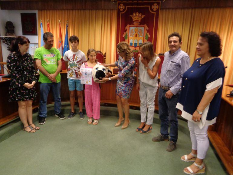 Clara recibe de manos de la alcaldesa, Raquel González, su premio