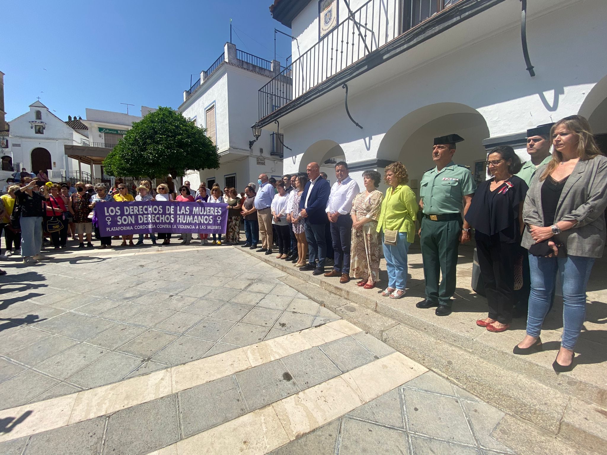 Autoridades y colectivos feministas concentrados en repulsa por el apuñalamiento de una temporera en Montemayor. En la plaza del ayuntamiento.