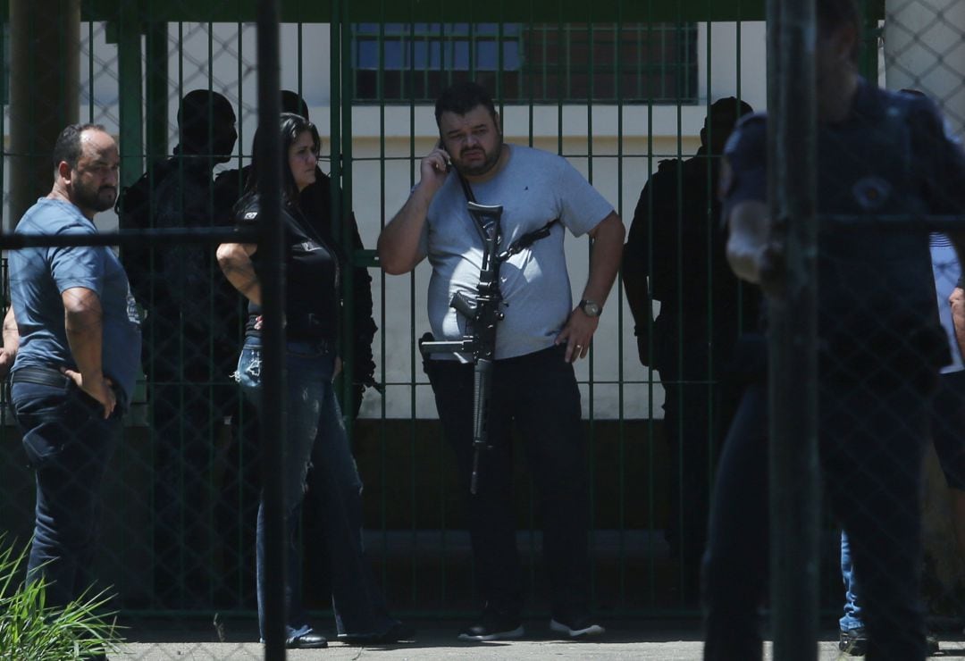 Agentes de policía en la entrada al colegio Raúl Brasil este miércoles.