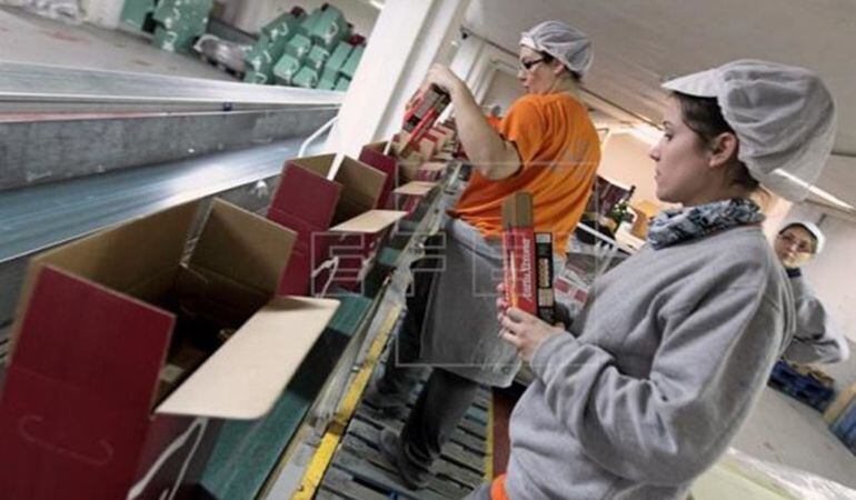 Empleadas de una distribuidora de cestas de Navidad empaquetan los artículos