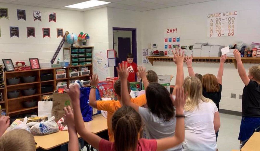Los niños recibieron a su compañero con nuevos juguetes.