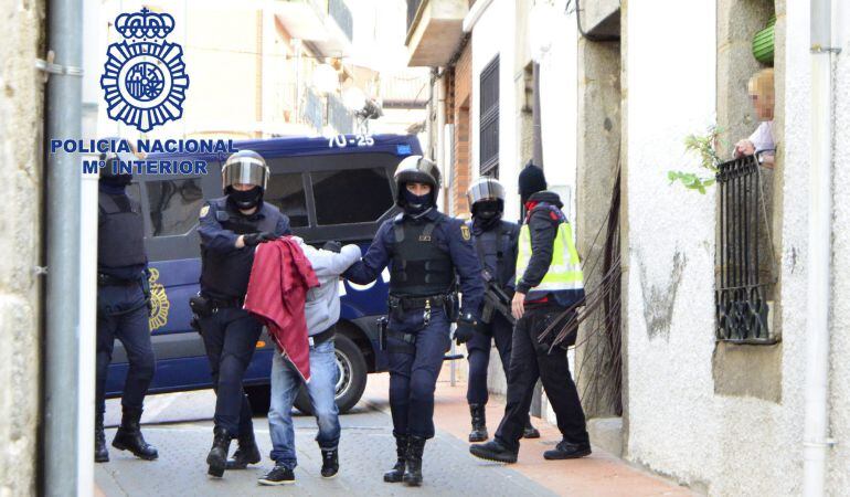 Fotografía facilitada por la Policía Nacional que muestra la detención de uno de ocho presuntos miembros de una célula yihadista en una operación antiterrorista.