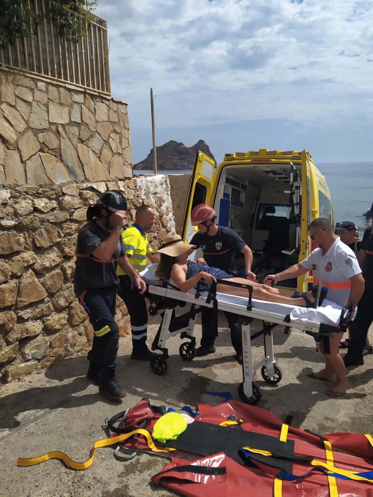 Rescatan a mujer herida al sufrir una caída cerca de la playa del Hornillo, Águilas.