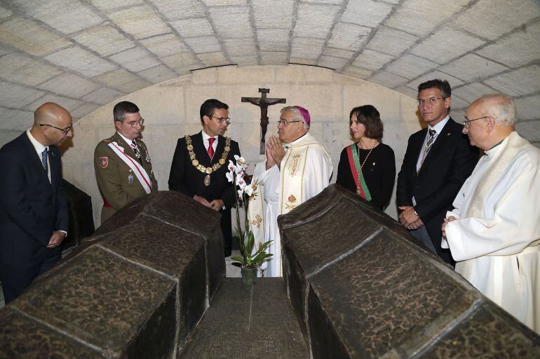 La corporación del Ayuntamiento de Granada participa en los actos conmemorativos del descubrimiento de América con una función cívico-religiosa en la Capilla Real de Granada y la posterior ofrenda floral ante el monumento de Isabel la Católica y Cristóbal