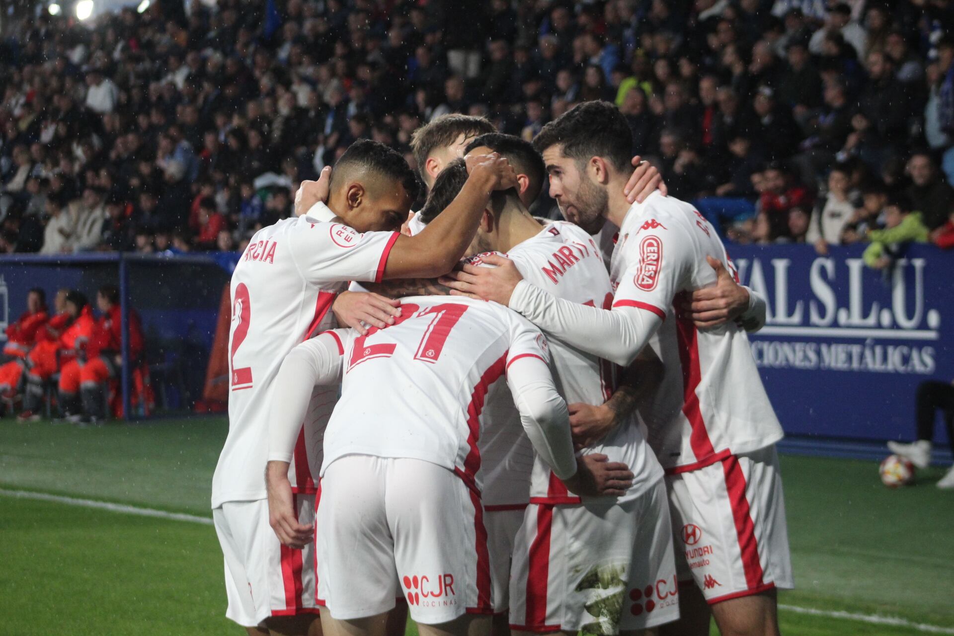 Los jugadores de la Cultural celebran un gol / Isaac Llamazares