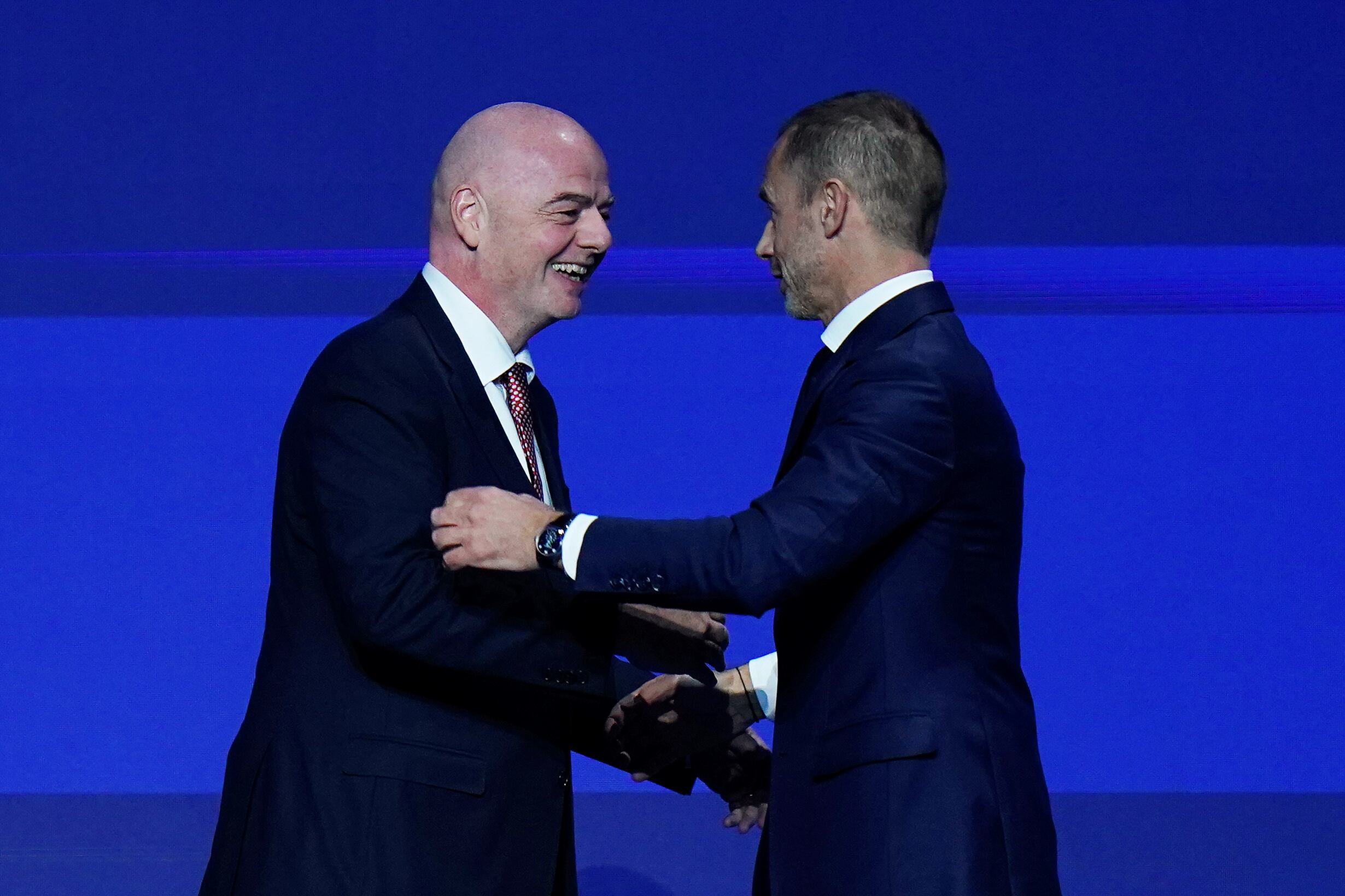 Gianni Infantino, presidente de FIFA, y Alexsander Ceferin, presidente de UEFA, se saludan en el 47º congreso de UEFA. (Photo by Gualter Fatia - UEFA/UEFA via Getty Images)