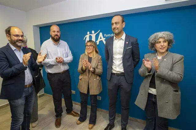 José Luis Urraca y Javier López Estrada durante la inauguración del nuevo centro de día de la Fundación Amigó en Torrelavega.