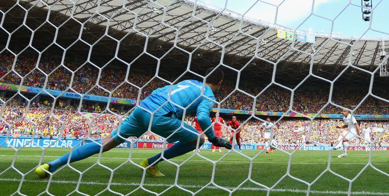 El belga Courtois intenta atajar un penalti.