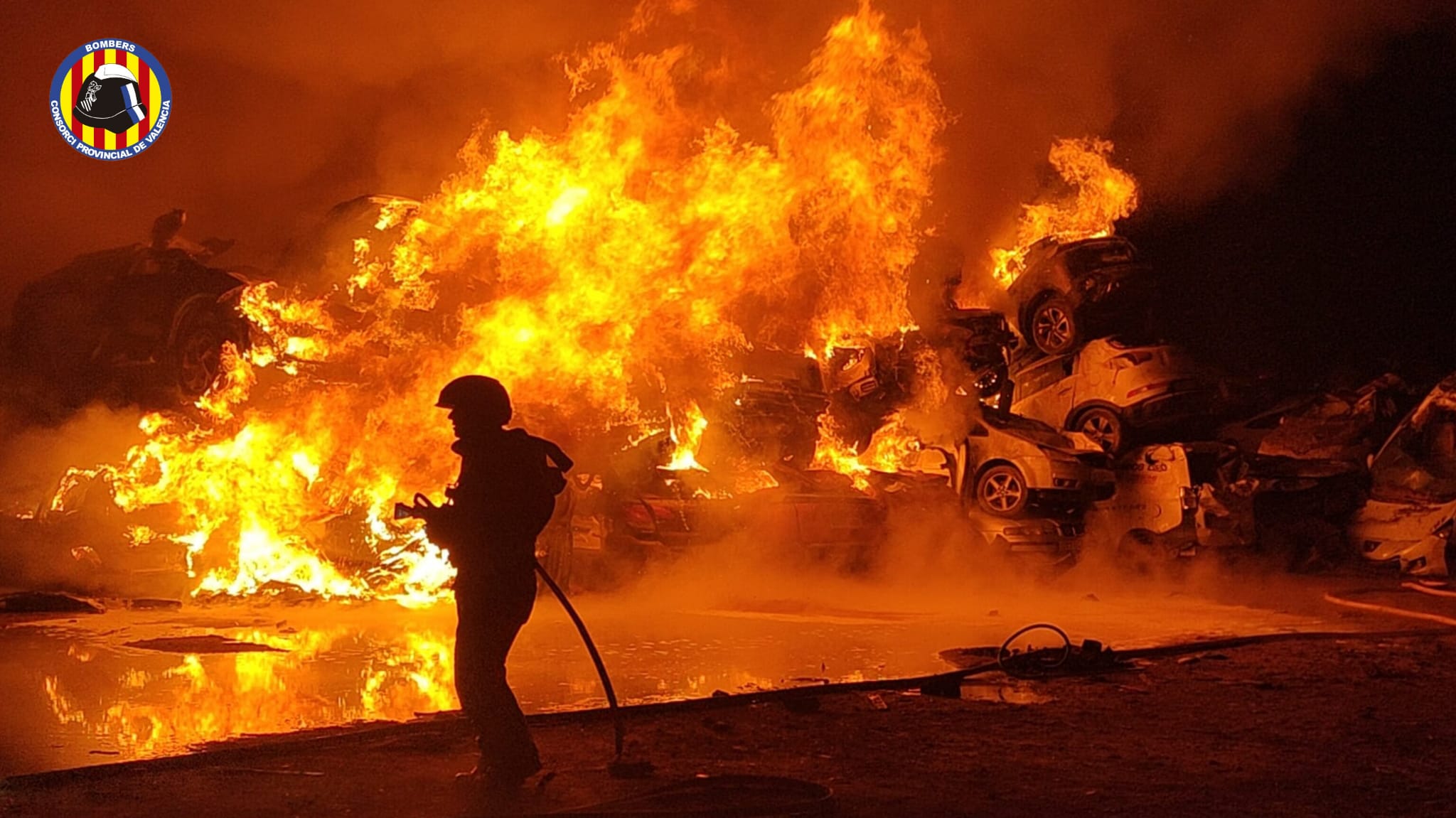 Incendio en un solar repleto de coches en Catarroja. Foto: Consorcio de Bomberos Valencia