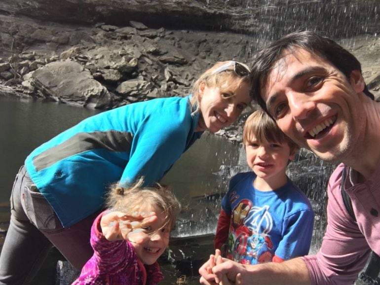 Juan Carlos Rico con su familia en el parque Petit Jean