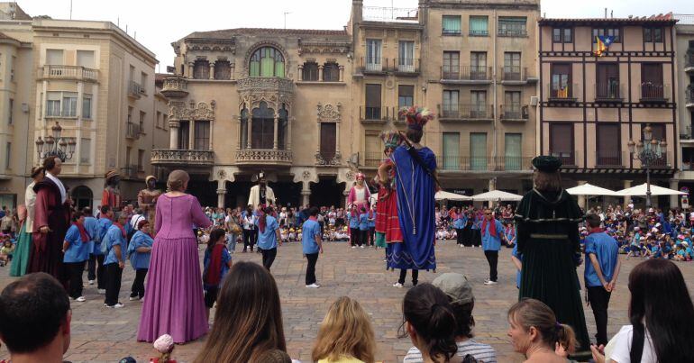 Els Gegants de Reus ballan a la Plaça per Corpus.