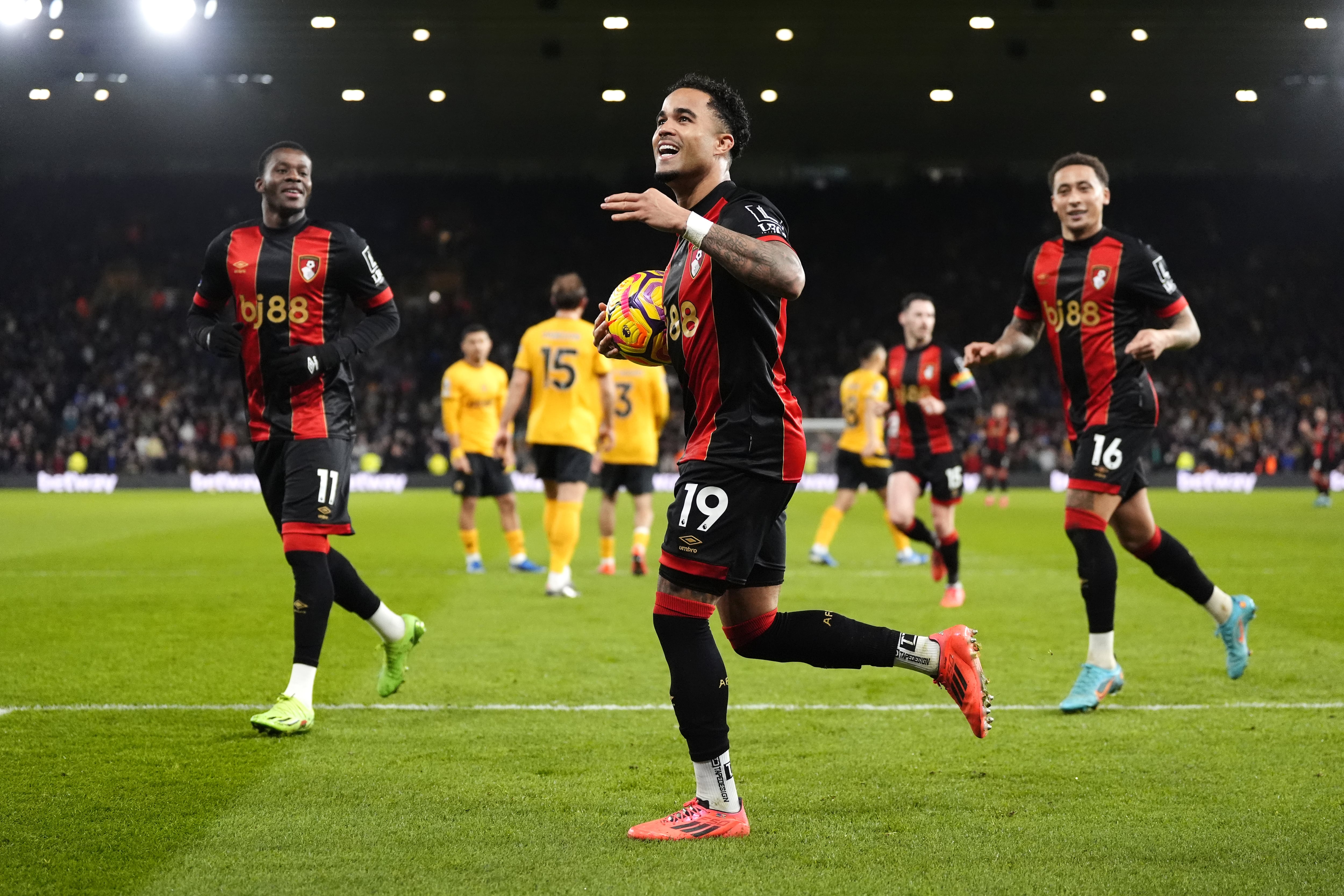 Justin Kluivert (centre) celebra su &#039;hat-trcik&#039; desde el punto de penalti