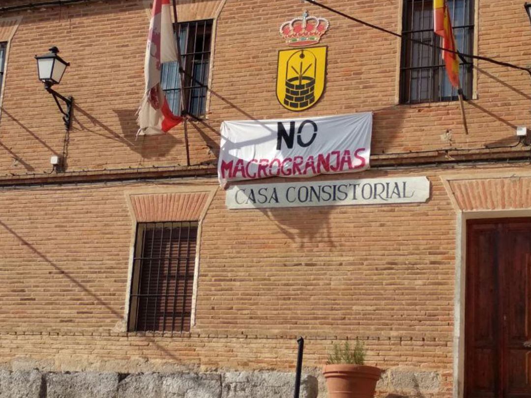 Pancarta contra las macrogranjas en el Ayuntamiento de Pozoantiguo