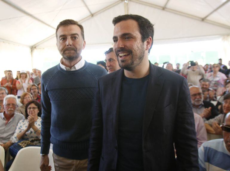 Alberto Garzón y el coordinador general de IU Andalucía, Antonio Maíllo,