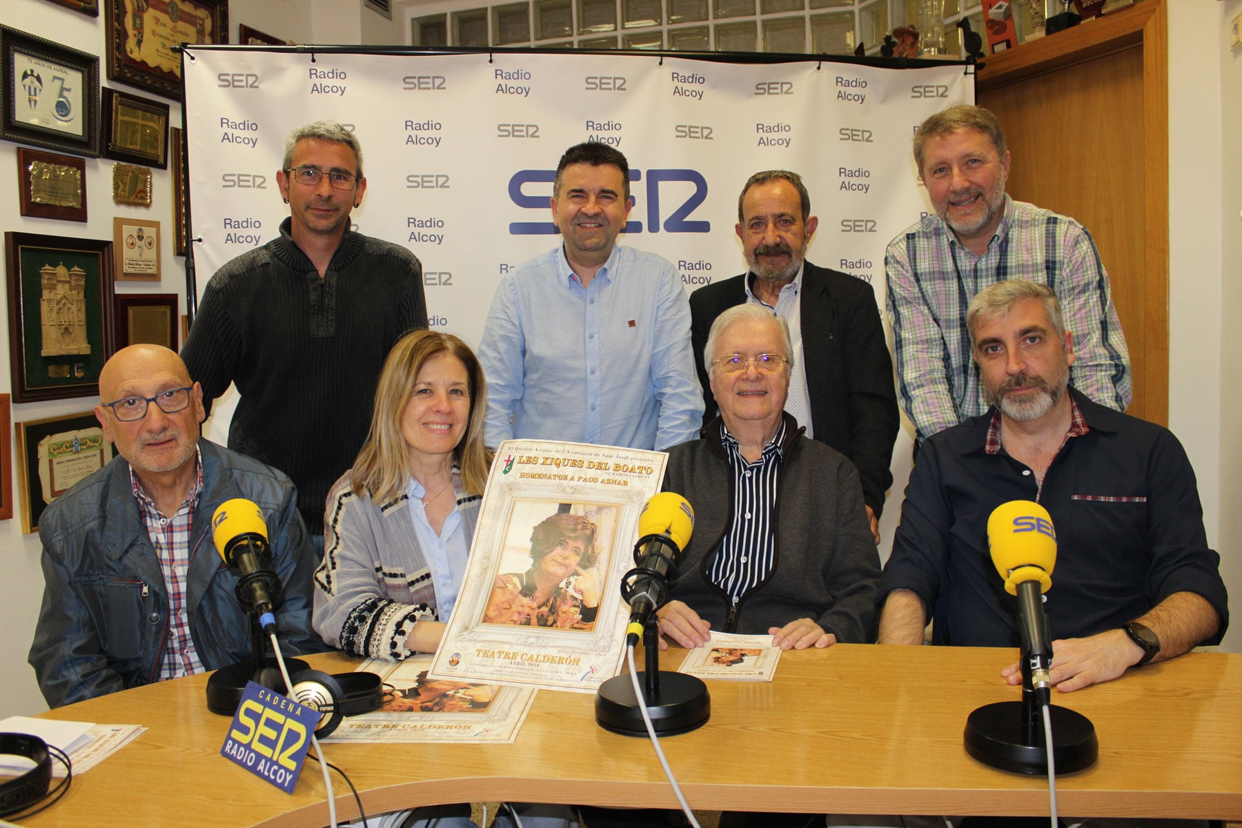 Toni Martínez, Carmina Aznar, Paco Aznar, Óscar Martínez, Tono Bou, Juan Andrés Peidro, Manolo Castro y Roberto Peidro, en el estudio central de Radio Alcoy