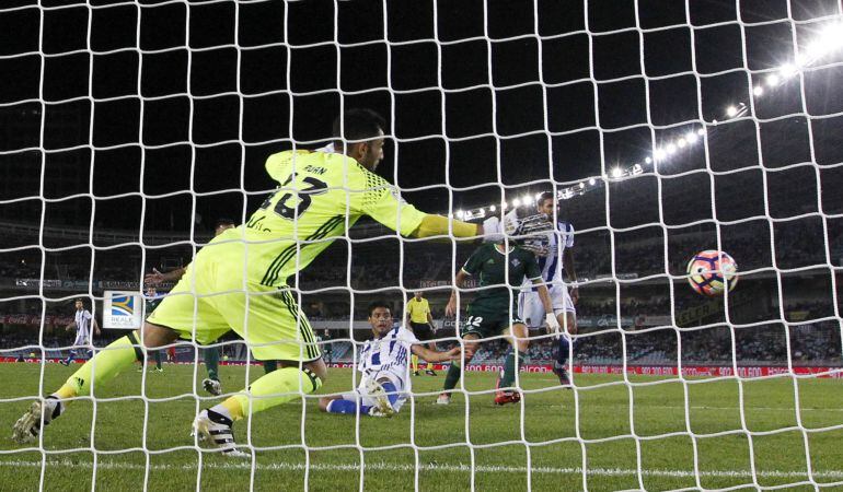 GRA360. SAN SEBASTIÁN.- El delantero mexicano de la Real Sociedad Carlos Vela (c) marca el gol ante el Real Betis, durante el partido de la séptima jornada de la Liga Santander disputado esta noche en el estadio de Anoeta, en San Sebastián. EFE Javier Etx